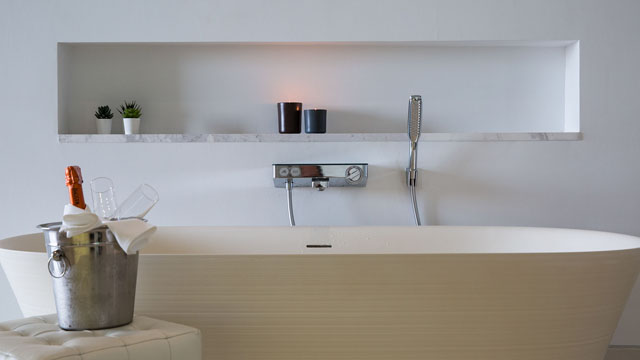 Malaiwana Patio Duplex - Soothing bathroom with freestanding bathtub